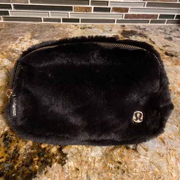 lululemon Everywhere Belt Bag Plush Fleece - Picture 3 of 6